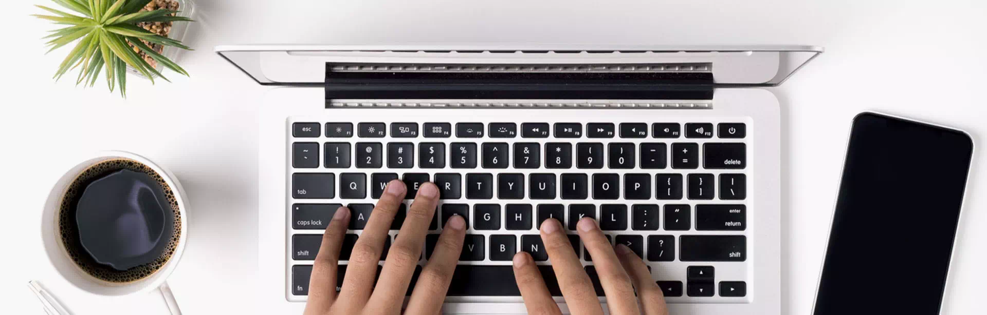 dłonie na klawiaturze laptopa
